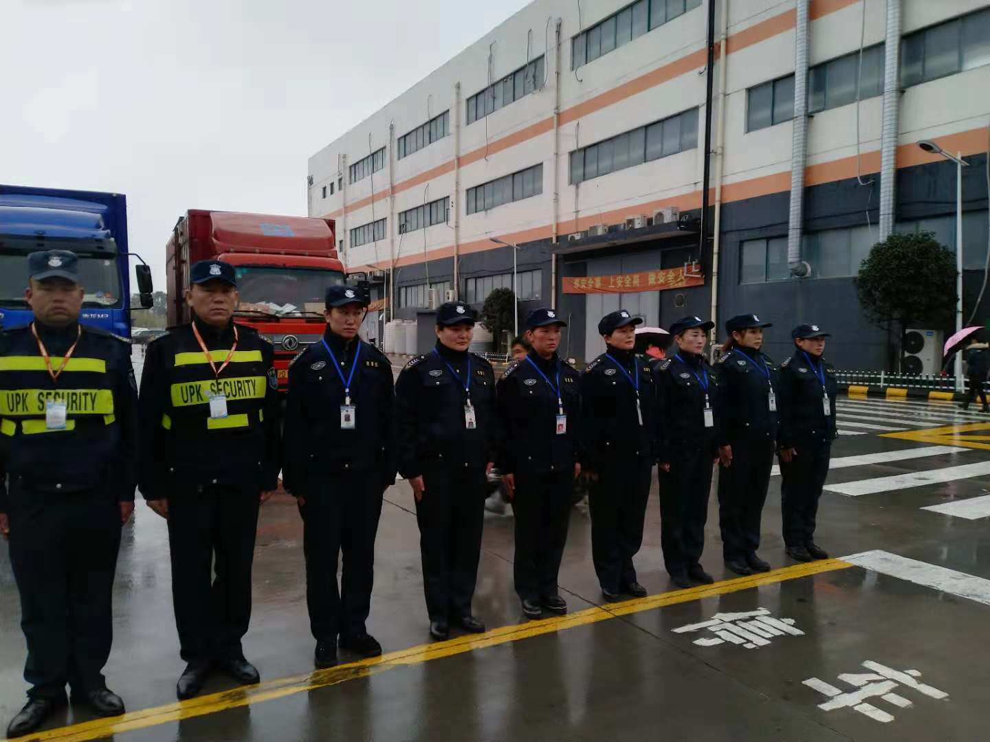 風(fēng)里雨里，堅(jiān)守崗位